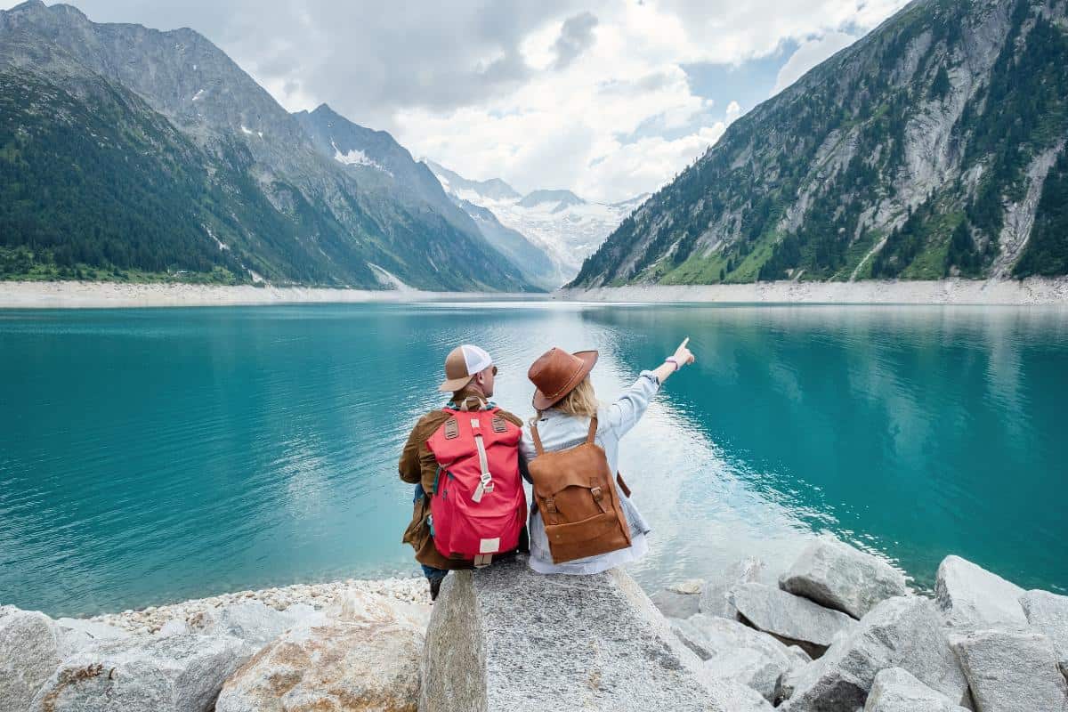 Couple-traveling-and-looking-at-mountain-scenery